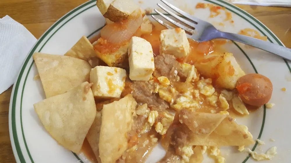 Chilaquiles Mexicanos Y Queso En Salsa Roja